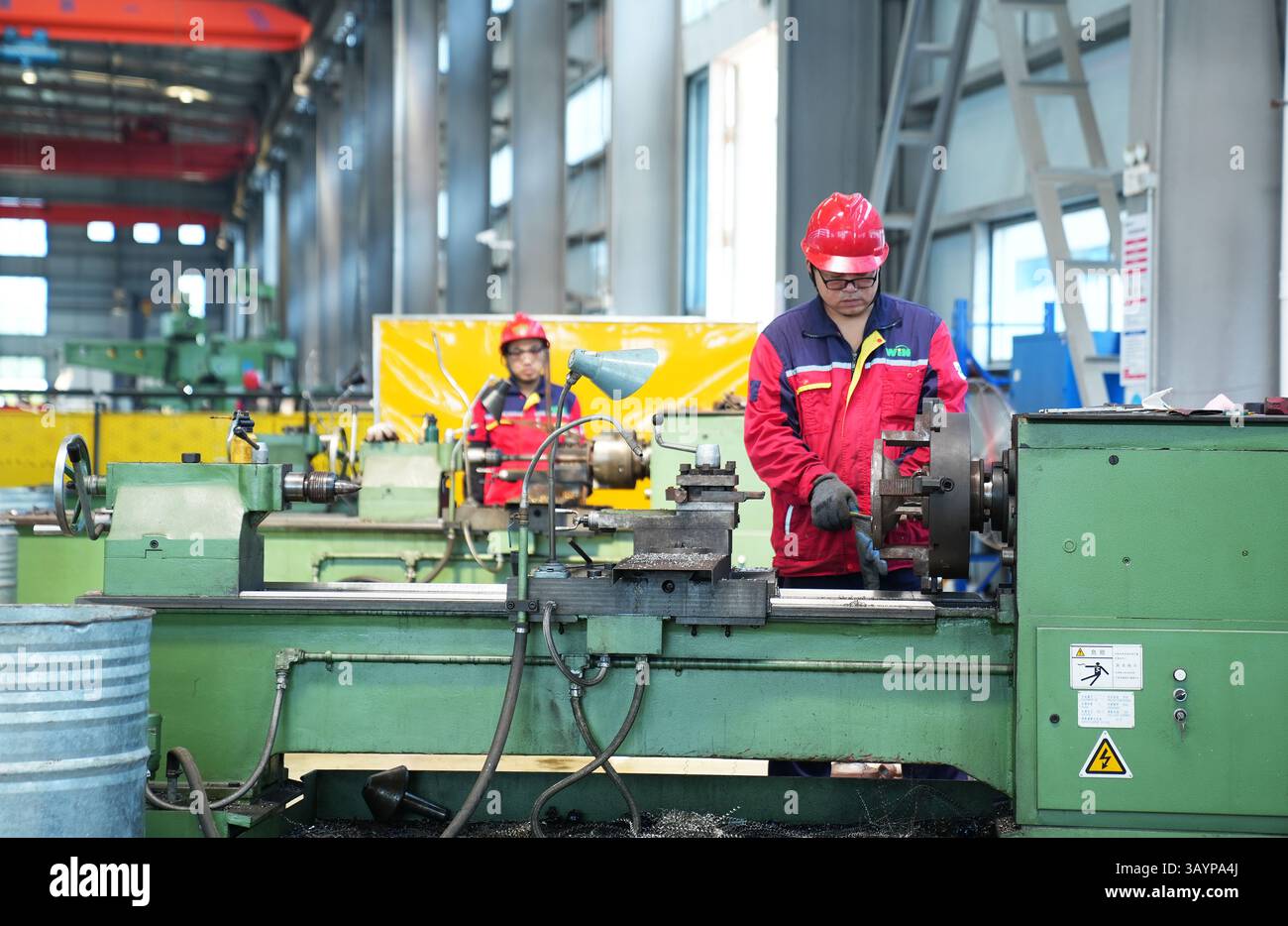 Zerspanungsprozess auf Drehmaschinen in der industriellen Werkstatt - Präzisionsfertigung Stockfoto