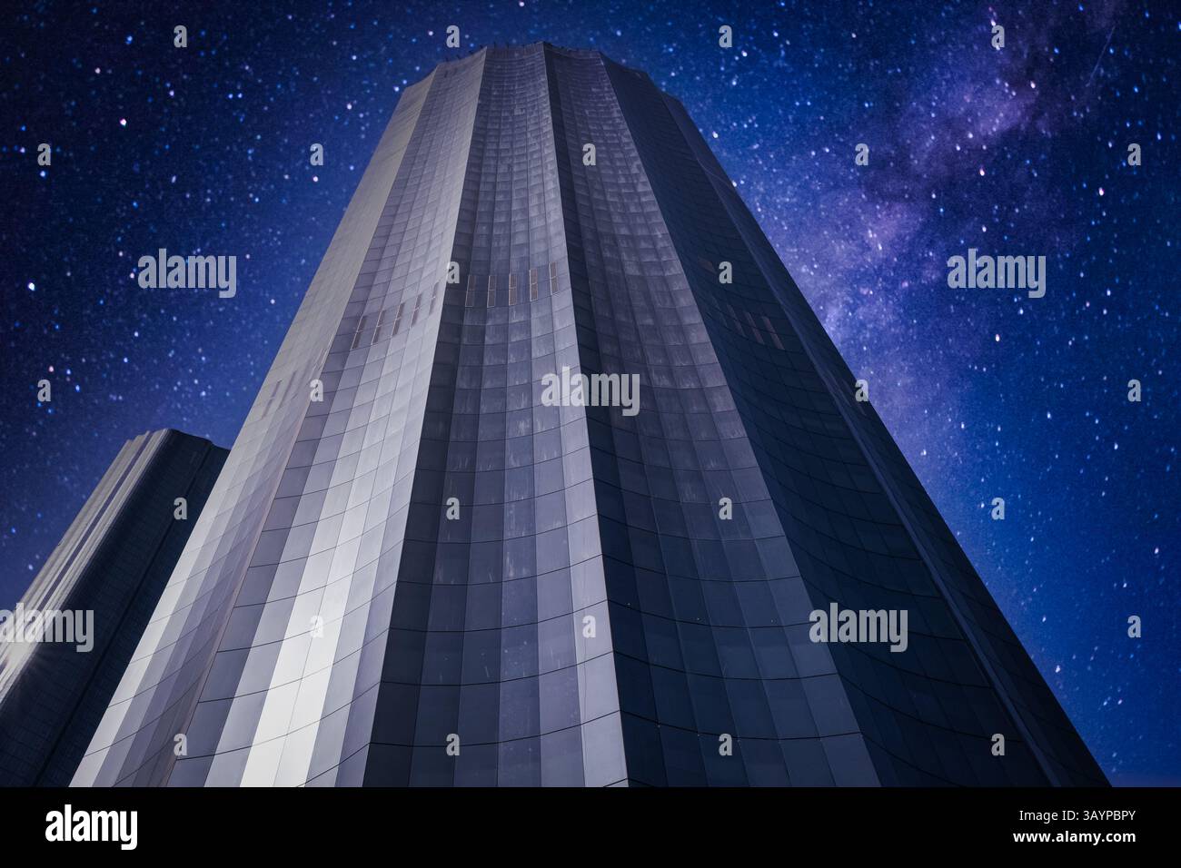 Architektur Details modernes Gebäude Glasfassade Business Hintergrund mit Nachthimmel mit Milchstraße. Hochhäuser in Abu Dhabi. Modernes Bürogebäude Stockfoto