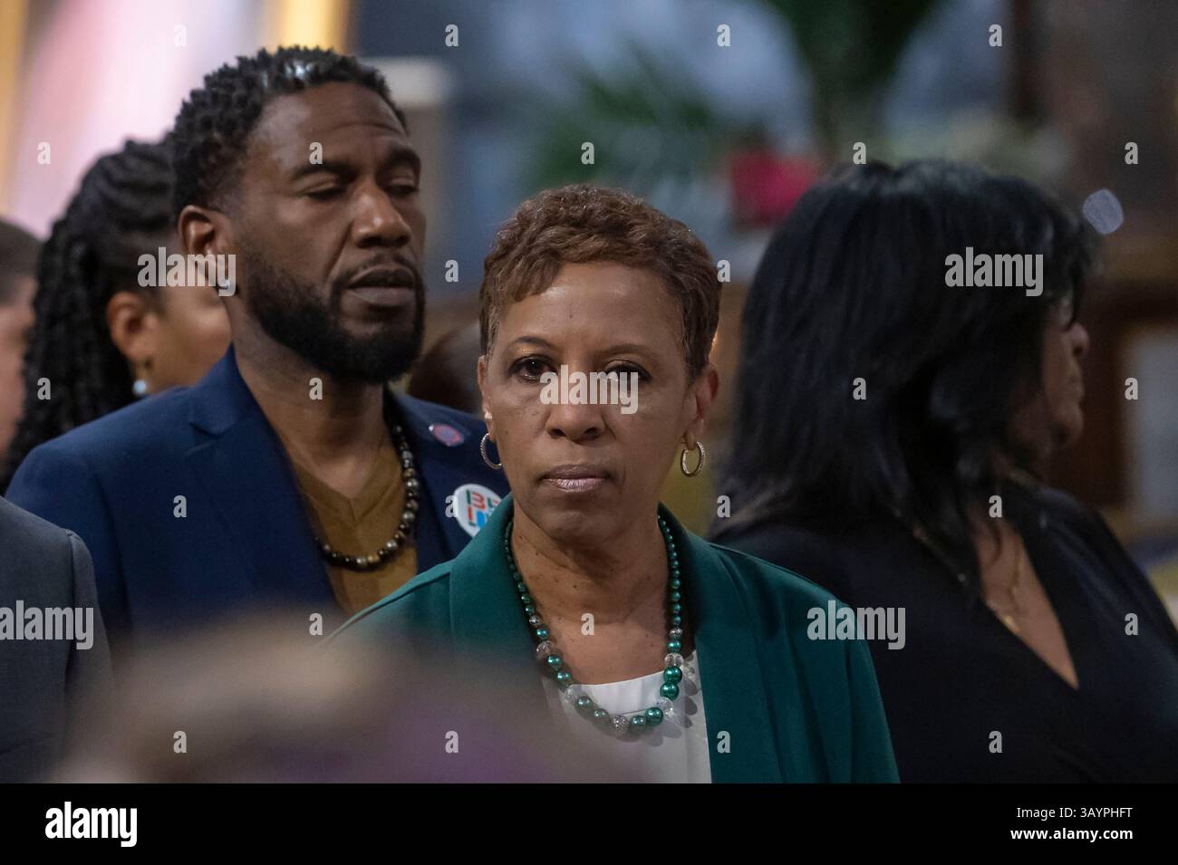 New York, Usa. April 2025. (L-R) New York City Public Advocate Jumaane Williams und New York City Council Speaker und Bürgermeisterkandidat Adrienne Adams nehmen an einer Sondermesse für Papst Franziskus in der St. Patrick's Cathedral Teil. Papst Franziskus starb am frühen Morgen des 21. April im Alter von 88 Jahren. Eine Beerdigung für Papst Franziskus, den ersten lateinamerikanischen Pontiff, findet am Samstag in Rom statt. Quelle: SOPA Images Limited/Alamy Live News Stockfoto