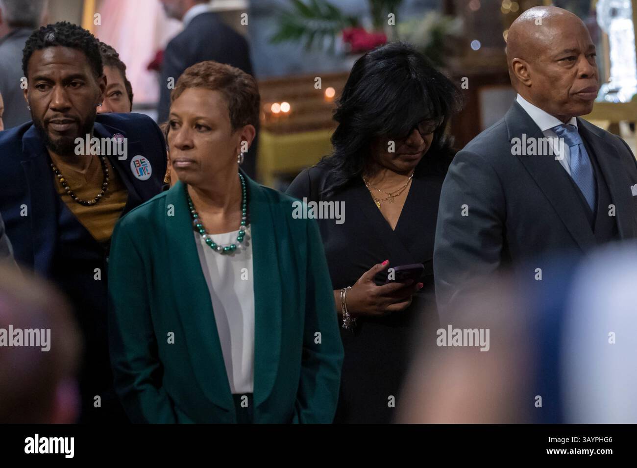 New York, Usa. April 2025. (L-R) New York City Public Advocate Jumaane Williams, New York City Council Speaker und Bürgermeisterkandidat Adrienne Adams, Gast und New York City Bürgermeister Eric Adams nehmen an einer Sondermesse für Papst Franziskus in der St. Patrick's Cathedral Teil. Papst Franziskus starb am frühen Morgen des 21. April im Alter von 88 Jahren. Eine Beerdigung für Papst Franziskus, den ersten lateinamerikanischen Pontiff, findet am Samstag in Rom statt. Quelle: SOPA Images Limited/Alamy Live News Stockfoto