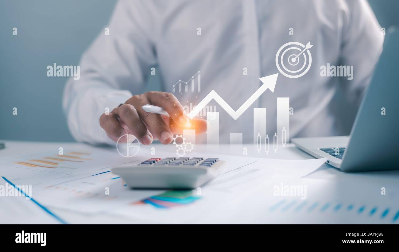 Finanzanalyse und Investitionen von Geschäftsleuten, Bericht über das Finanzwachstum, Geschäftsstrategie, Wirtschaftswachstum, digitales Marketing, Investitionsplanung Stockfoto