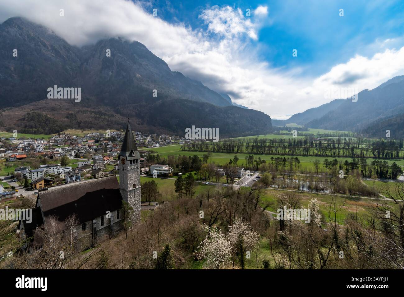 Blick über das Tal bei Balzers in Liechtenstein Stockfotografie - Alamy