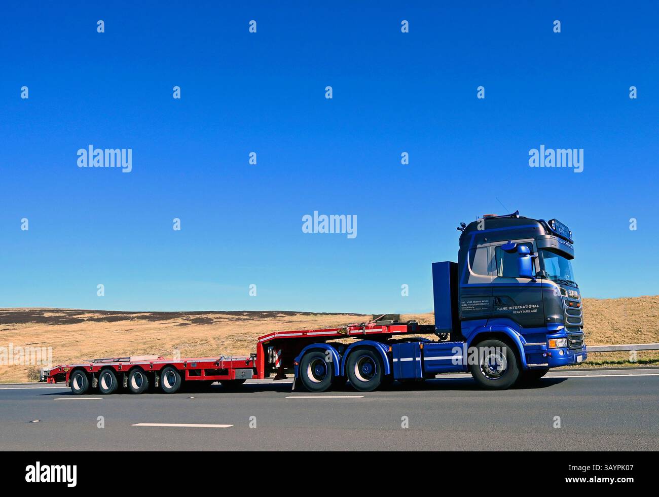 Kane International Heavy Transportation Limited LKW mit hoher Geschwindigkeit auf der Autobahn M6 in Richtung Süden, Shap, Cumbria, England, Großbritannien. Stockfoto