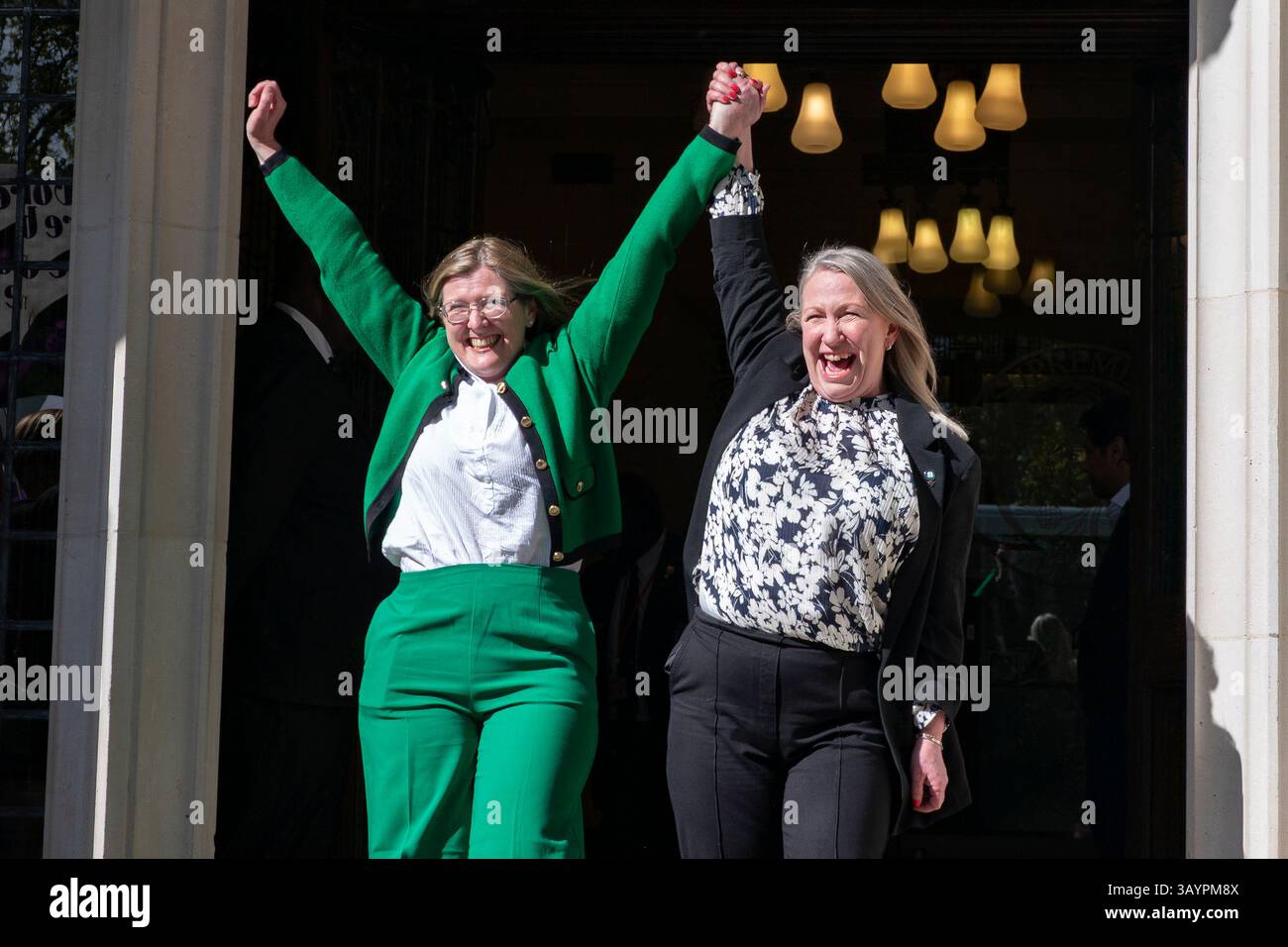 Susan Smith (l) und Marion Calder, Direktorin von for Women Scotland, feiern am Obersten Gerichtshof in London, nachdem sie den Fall der Definition einer Frau gewonnen haben. Stockfoto