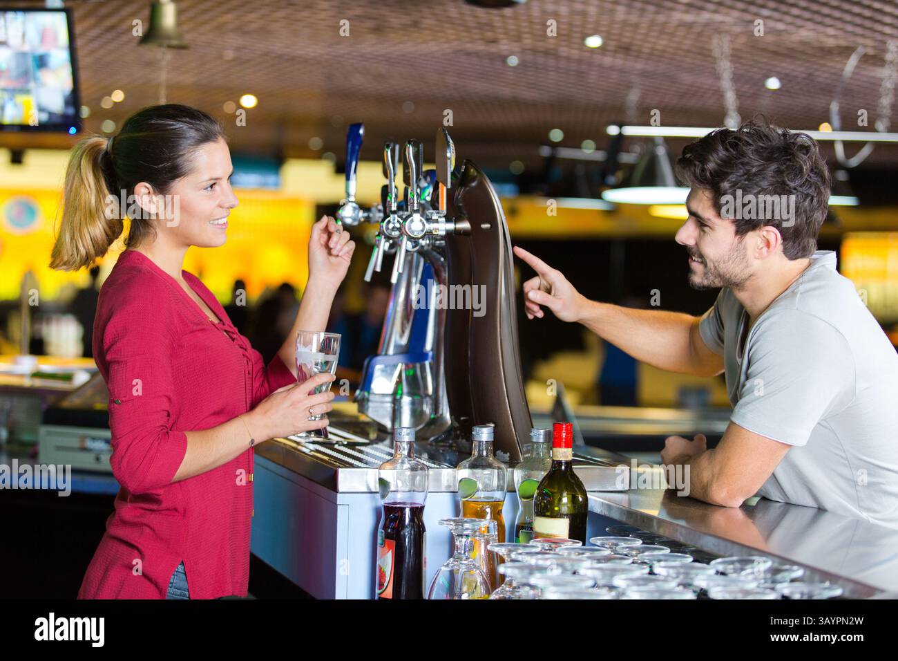 Der Barista zeigt, wie die Kaffeemaschine funktioniert Stockfoto