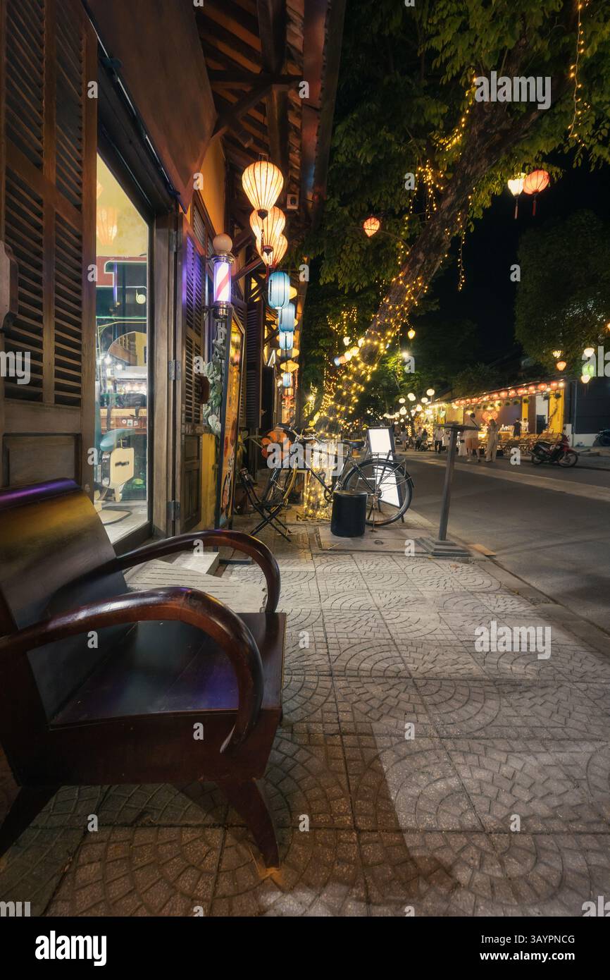 Gemütliche Atmosphäre und bunte Lichter auf den Nachtstraßen der malerischen Altstadt in den touristischen Vierteln der Stadt Hoi an in Zentral-Vietnam Stockfoto