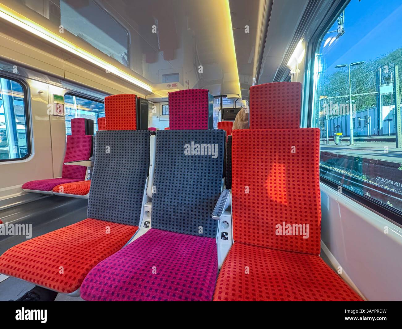 Die farbenfrohe Innenausstattung der Züge bietet modernes Design und Komfort in einer geschäftigen Stadt während der Mittagsreise Stockfoto