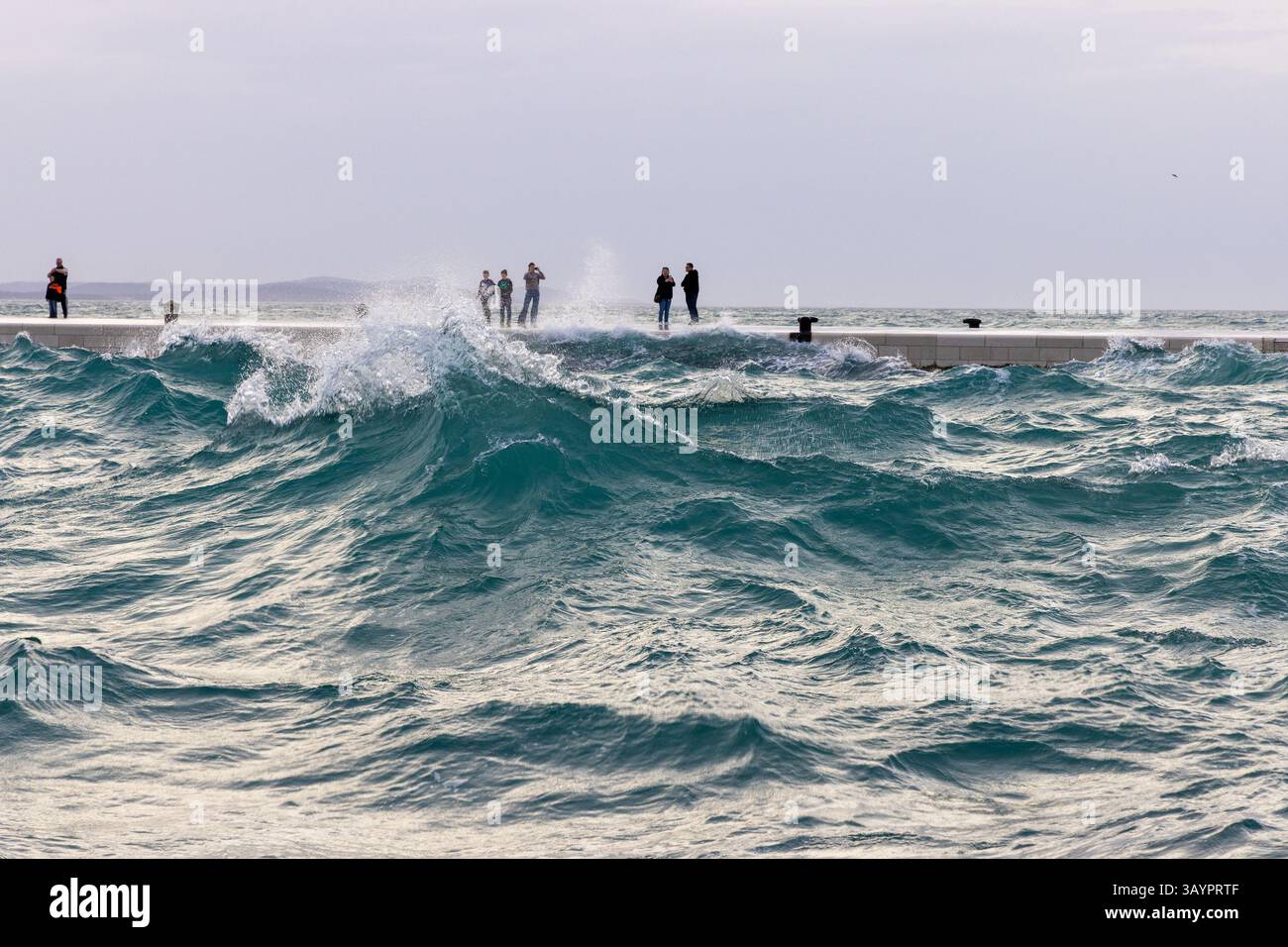 Starke Wellen vom Jugo Wind Crash auf der Promenade in Zadar, Kroatien Stockfoto