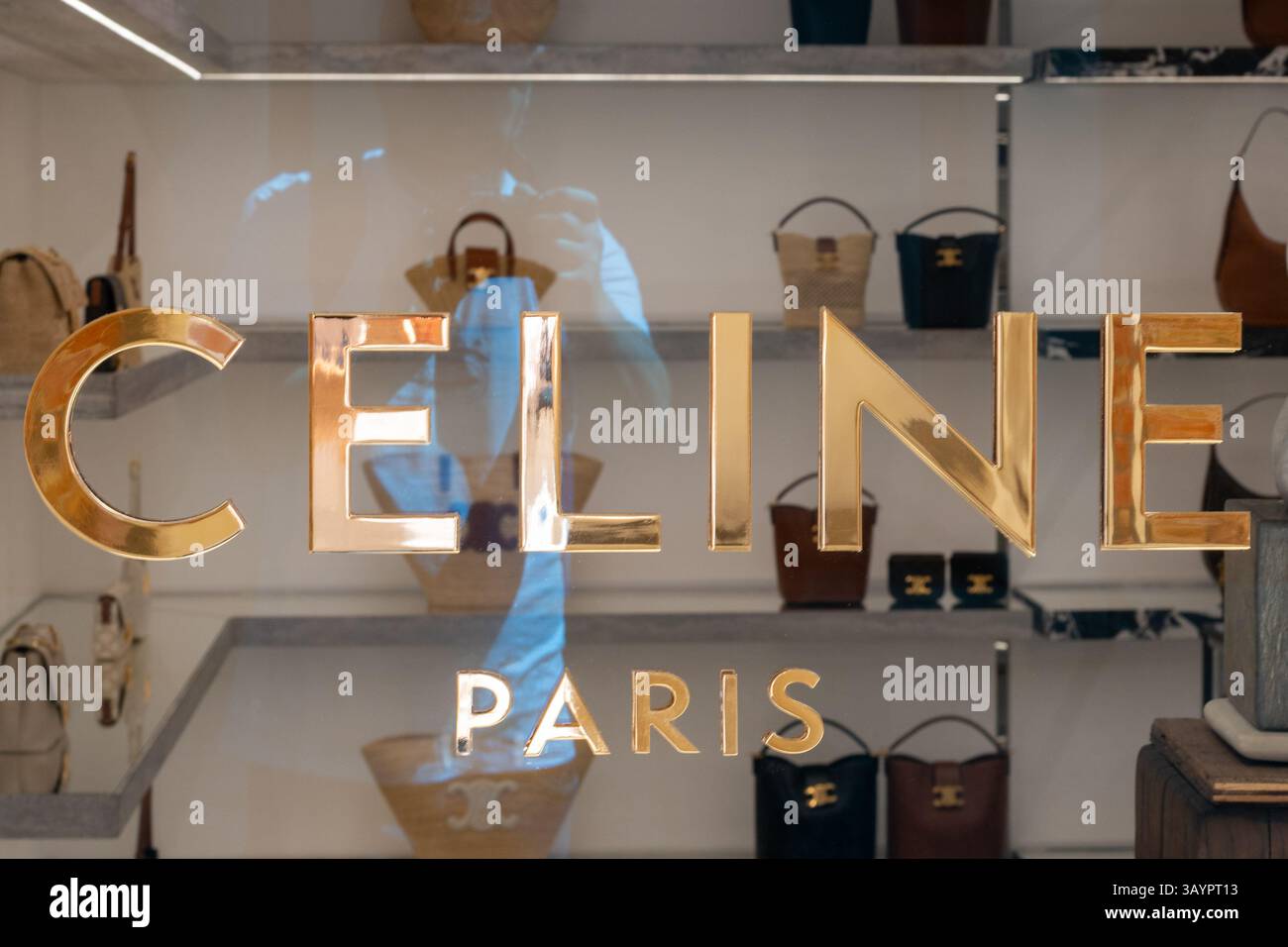 Venedig, Italien - April 210 2025: Celine Paris Logo auf Glas-Boutique-Fenster mit luxuriösen Handtaschen innen Stockfoto