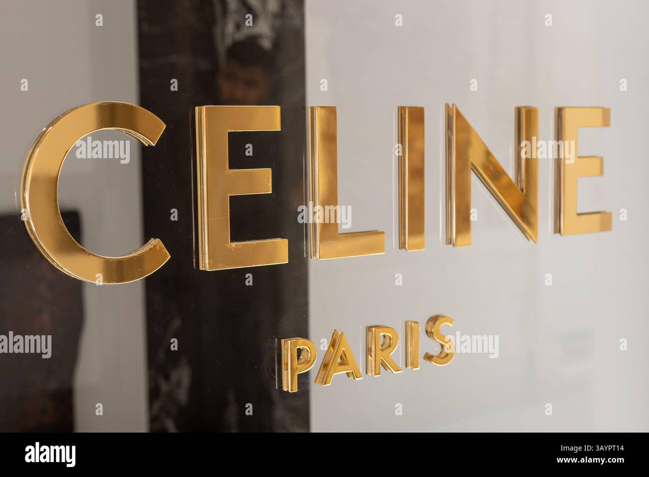 Venedig, Italien - 20. April 2025: Logo von CELINE Paris auf Glasoberfläche der Luxusboutique in Venedig Stockfoto