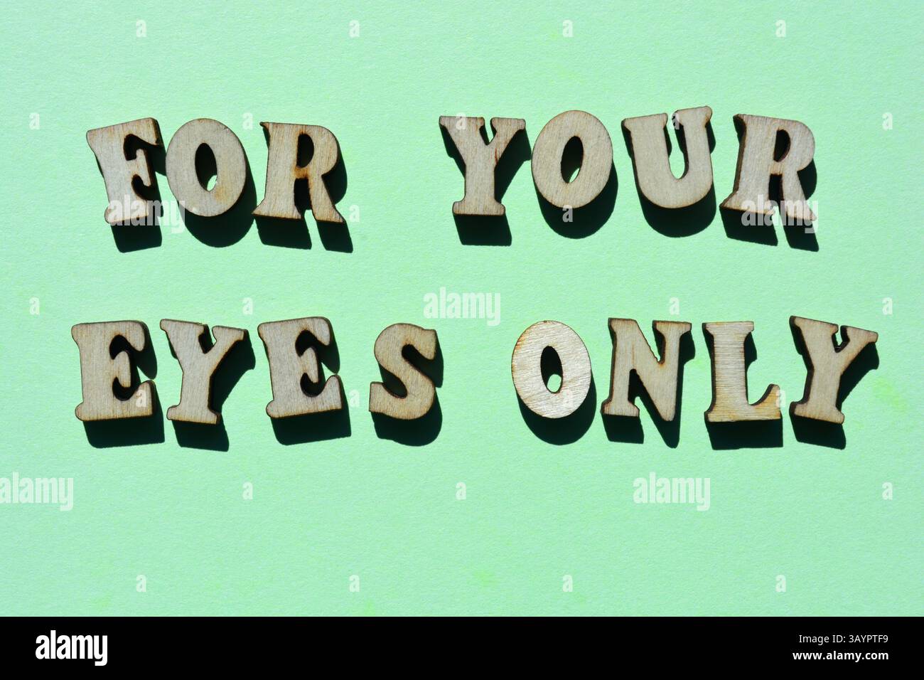 Nur für Ihre Augen, Wörter als Banner-Überschrift, FYEO, eine Abkürzung, die in Textnachrichten verwendet wird Stockfoto