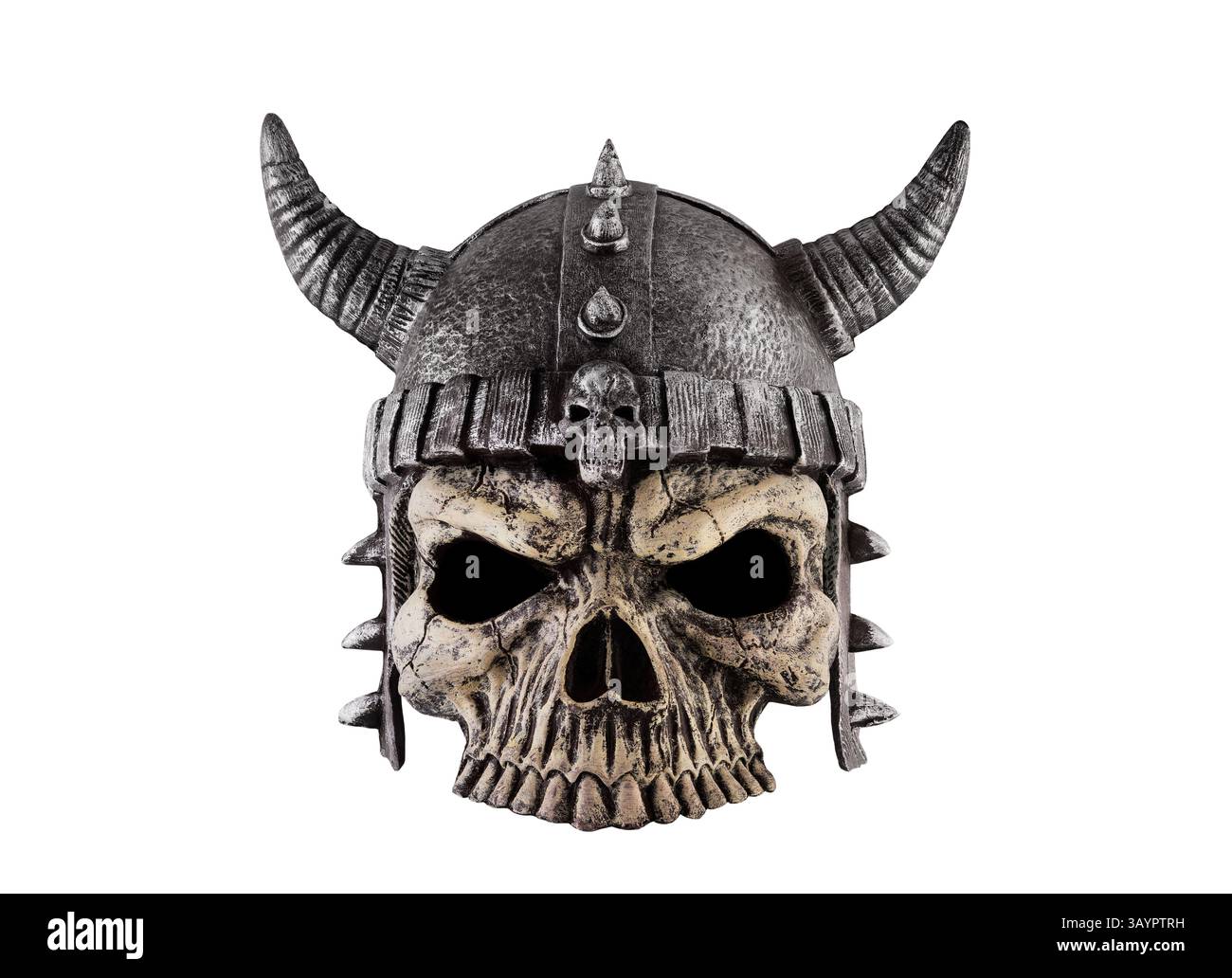 Menschlicher Schädel mit gehörntem Helm isoliert auf weißem Hintergrund mit Schneideweg Stockfoto