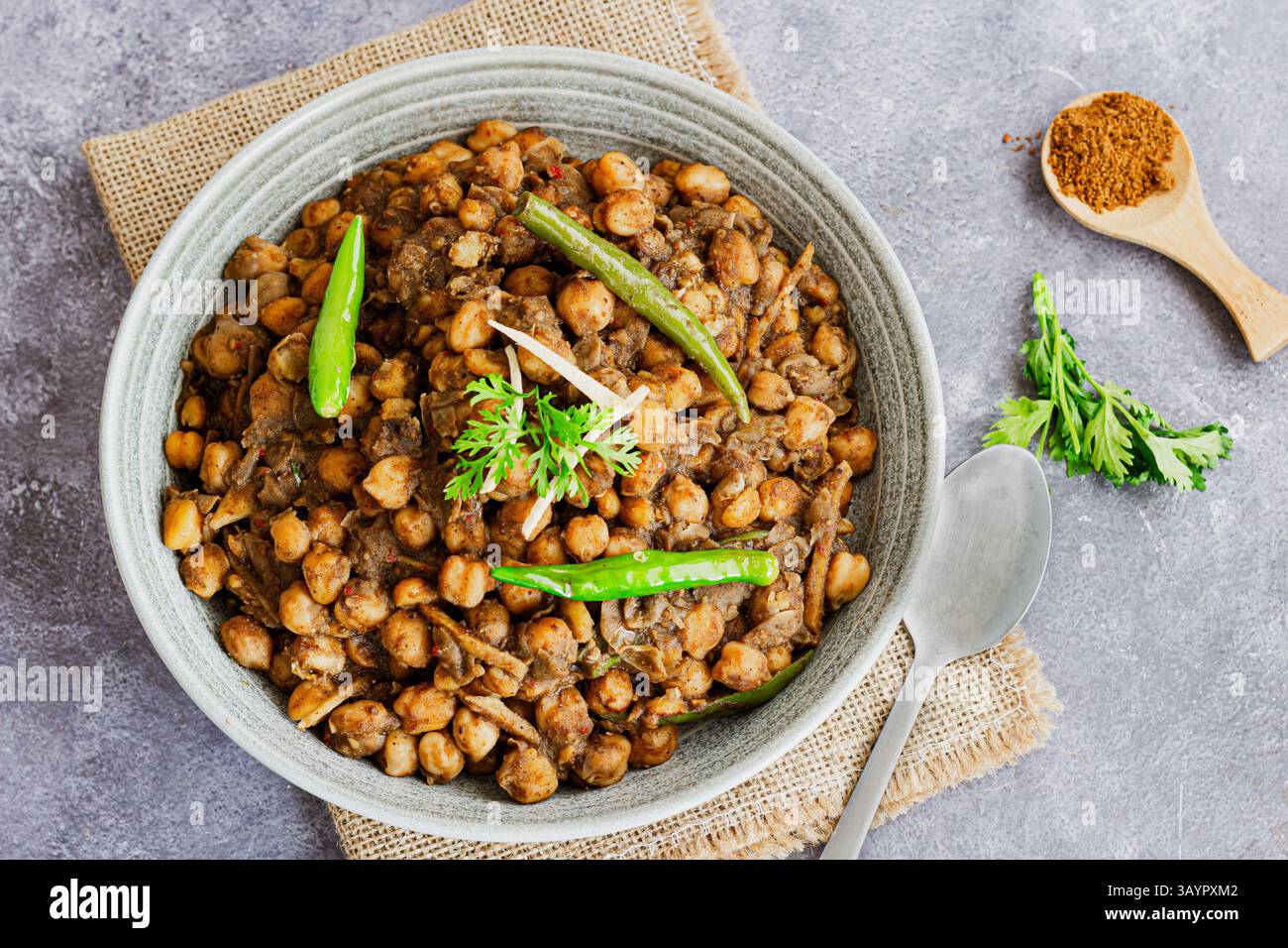 Scharfe indische Kichererbsen Masala in einer Schüssel mit einem Löffel direkt über dem Foto Stockfoto