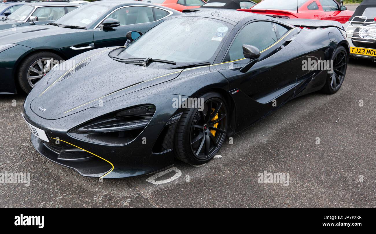 Dreiviertel-Vorderansicht eines Dark Grey, 2022, McLaren 720S, ausgestellt im Easter Classic Gathering, Brooklands Museum, Stockfoto