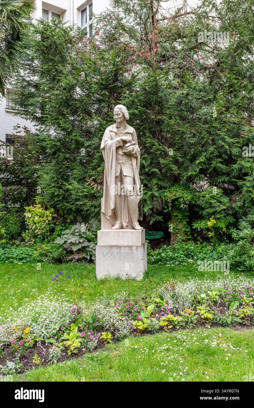 Statue von Voltaire auf dem Platz Honoré Champion im 6. Arrondissement von Paris Stockfoto