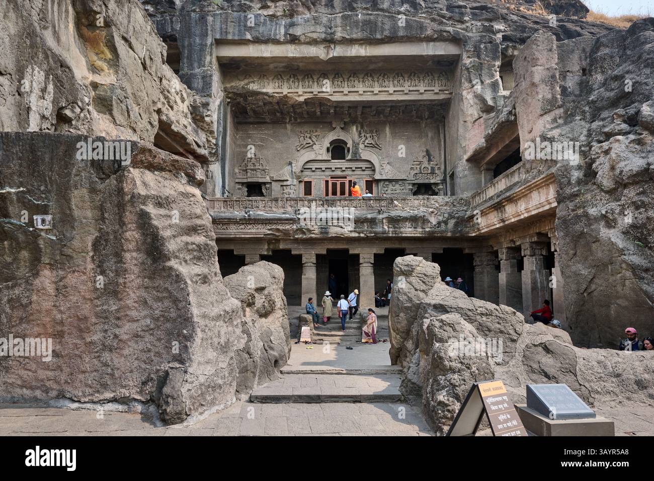 Ellora Chaitya Höhle Nr. 10, Ellora Höhlen, Fassade vor der Vishvakarma Höhle, Aurangabad, Indien Stockfoto