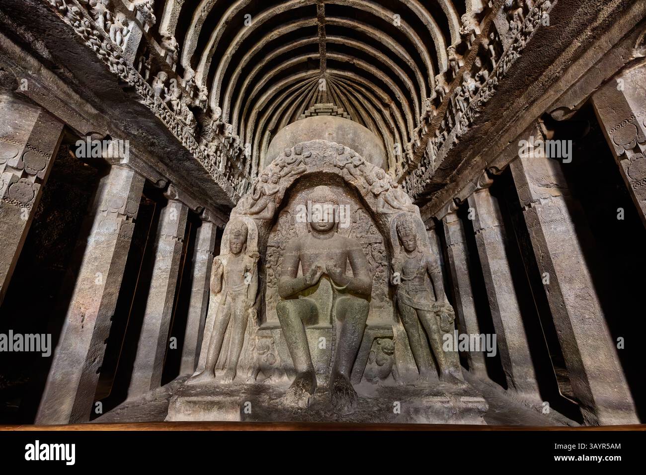Innenaufnahme der Ellora Chaitya Höhle Nr. 10, Ellora Höhlen, Zimmermannshöhle, Vishvakarma Höhle, Aurangabad, Indien, Asien Stockfoto