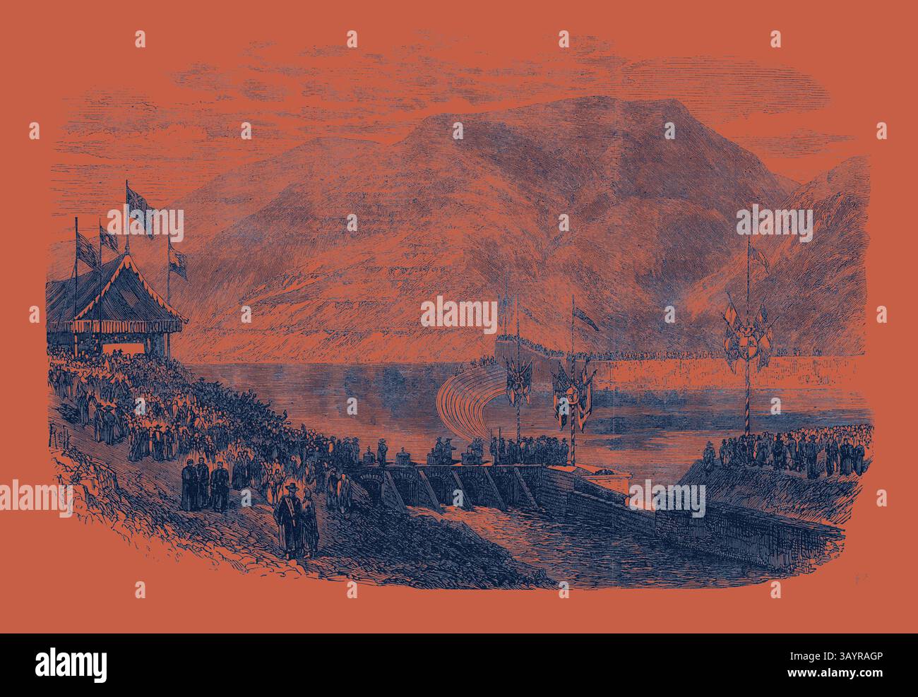 Eine historische Szene, die eine große Menschenmenge entlang einer Uferpromenade zeigt, mit winkenden Fahnen und einer zeremoniellen Anordnung. Im Hintergrund erheben sich majestätische Berge, während Boote im Wasser zu sehen sind, was die festliche Atmosphäre noch verstärkt. Die Menschen tragen alte Kleidung, die ein Gefühl der Feier und Gemeinschaft weckt. Eröffnung des Henares-Kanals der Iberischen Bewässerungsgesellschaft in Spanien 1867 Klassische Kunst mit einem modernen Twist, neu gestaltet von Artotop Stockfoto