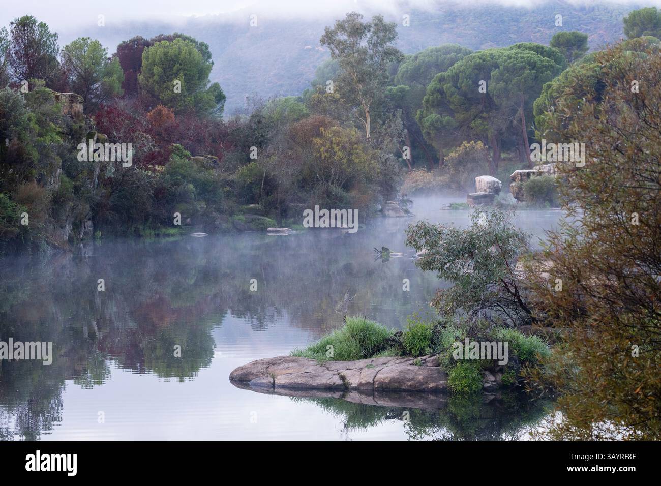 Andalusien, Spanien - 28. Oktober 2024 : Fluss Jándula bei Sonnenaufgang Stockfoto