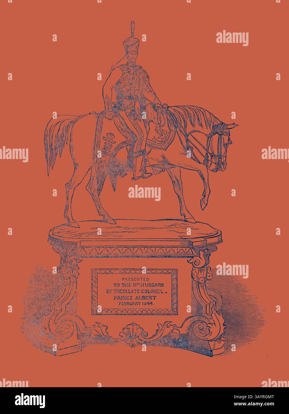 Eine Statue eines berittenen Soldaten in historischer Militärkleidung steht stolz auf einem reich verzierten Sockel. Auf dem Sockel befindet sich eine Inschrift, die seine Widmung markiert und seine Bedeutung und Verbindung zu einem bemerkenswerten Individuum unterstreicht. Die Gesamtpräsentation weckt ein Gefühl der Ehre und des Erinnerns. Platte präsentiert von H. H. H. Prinz Albert den Elften Husaren Klassische Kunst mit einem modernen Twist, neu interpretiert von Artotop Stockfoto