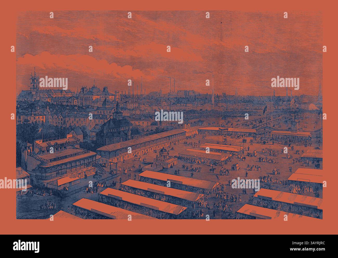 Eine geschäftige Marktszene entfaltet sich mit zahlreichen Verkaufsständen, die in einem weitläufigen Grundriss angeordnet sind und von einer detaillierten Stadtlandschaft im Hintergrund umgeben sind. Man sieht Menschen, die sich mischen und handeln, während Gebäude in der Ferne unter einem dramatischen Himmel deutlich steigen. Treffen der Royal Agricultural Society in Wolverhampton 1871 Klassische Kunst mit einem modernen Touch, der von Artotop neu interpretiert wurde Stockfoto