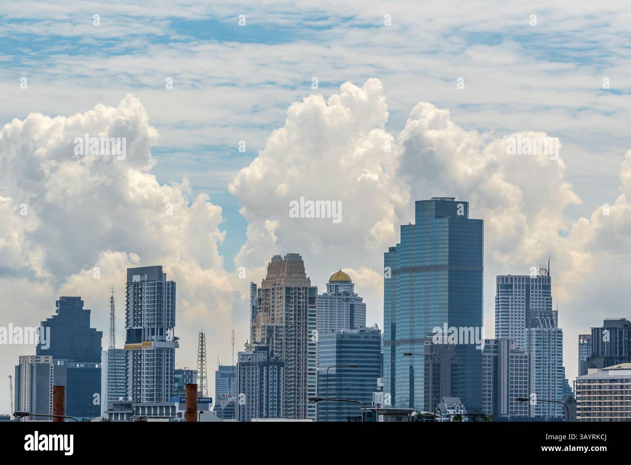 Bangkok, Thailand - 25. Mai 2018 : Stadtbild und Stadtbau tagsüber vom Wolkenkratzer von Bangkok. Bangkok ist die Hauptstadt und die bevölkerungsreichste Stockfoto