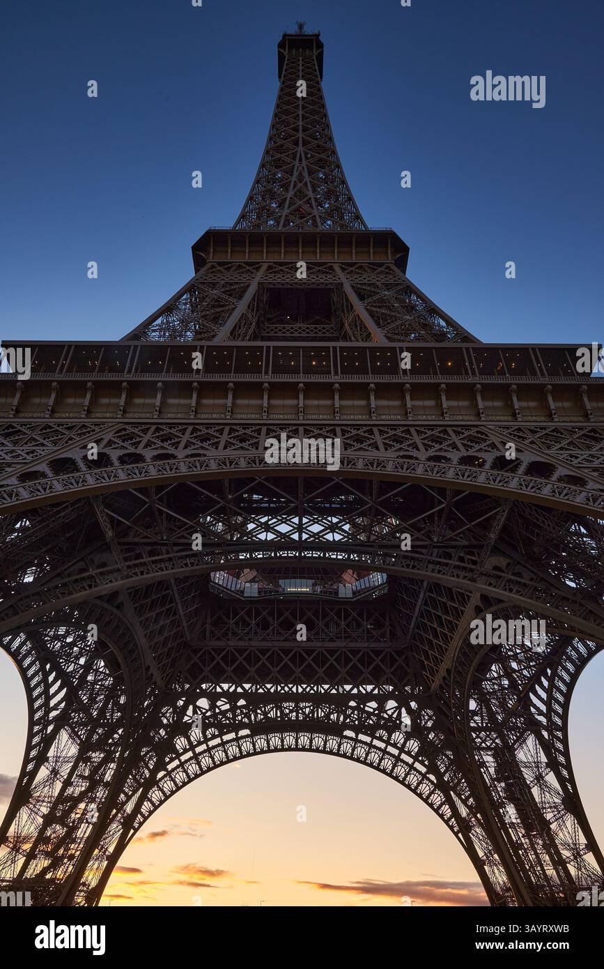 Der riesige und wunderschöne Eiffelturm in Paris Frankreich mit Blick von unten Stockfoto