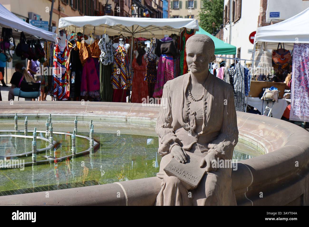 Statue für Louise Weiss, französische Journalistin und Politikerin elsässischer Herkunft, Dorf Saverne, Departement Bas Rhin, Elsass, Frankreich Stockfoto