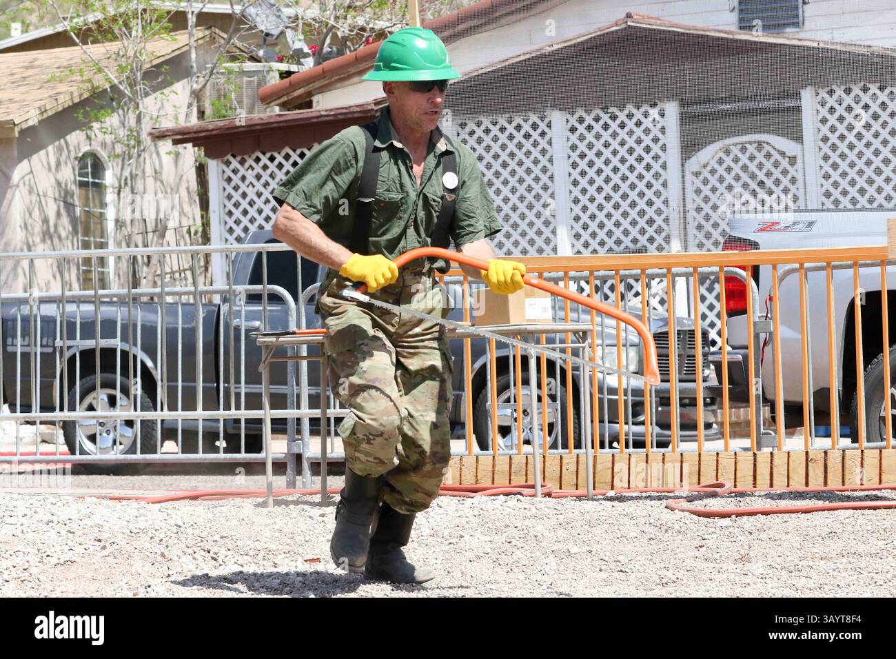 Die Teilnehmer treten beim Handsägen Teil des Bergbauwettbewerbs 36 während des jährlichen Apache Leap Mining Festivals und Karnevals an, wie hier am zweiten Tag in Superior, Arizona, zu sehen ist. Das Apache Leap Mining Festival und Karneval findet an drei Tagen statt und umfasst verschiedene Aktivitäten, von einem Bergbauwettbewerb über eine Parade bis hin zu Live-Unterhaltung und einem Karneval. Arizona, USA. Stockfoto