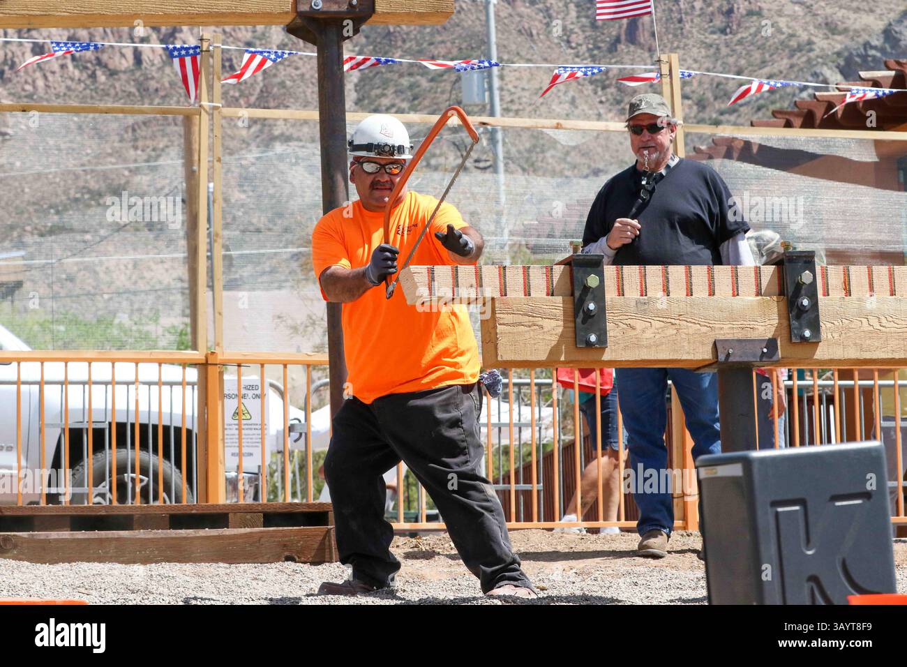 Die Teilnehmer treten beim Handsägen Teil des Bergbauwettbewerbs 36 während des jährlichen Apache Leap Mining Festivals und Karnevals an, wie hier am zweiten Tag in Superior, Arizona, zu sehen ist. Das Apache Leap Mining Festival und Karneval findet an drei Tagen statt und umfasst verschiedene Aktivitäten, von einem Bergbauwettbewerb über eine Parade bis hin zu Live-Unterhaltung und einem Karneval. Arizona, USA. Stockfoto