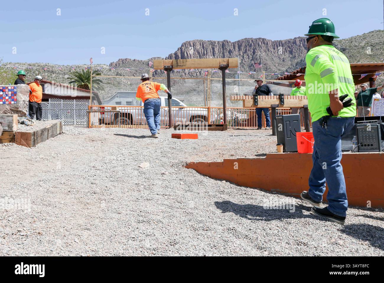 Die Teilnehmer treten beim Handsägen Teil des Bergbauwettbewerbs 36 während des jährlichen Apache Leap Mining Festivals und Karnevals an, wie hier am zweiten Tag in Superior, Arizona, zu sehen ist. Das Apache Leap Mining Festival und Karneval findet an drei Tagen statt und umfasst verschiedene Aktivitäten, von einem Bergbauwettbewerb über eine Parade bis hin zu Live-Unterhaltung und einem Karneval. Arizona, USA. Stockfoto