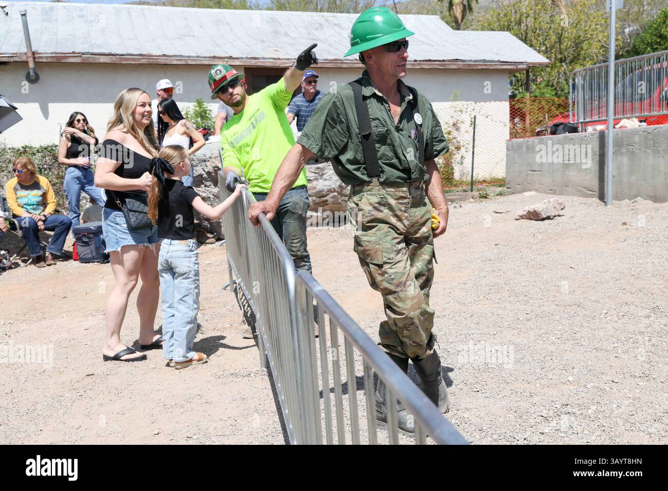 Die Teilnehmer treten beim Handsägen Teil des Bergbauwettbewerbs 36 während des jährlichen Apache Leap Mining Festivals und Karnevals an, wie hier am zweiten Tag in Superior, Arizona, zu sehen ist. Das Apache Leap Mining Festival und Karneval findet an drei Tagen statt und umfasst verschiedene Aktivitäten, von einem Bergbauwettbewerb über eine Parade bis hin zu Live-Unterhaltung und einem Karneval. Arizona, USA. Stockfoto