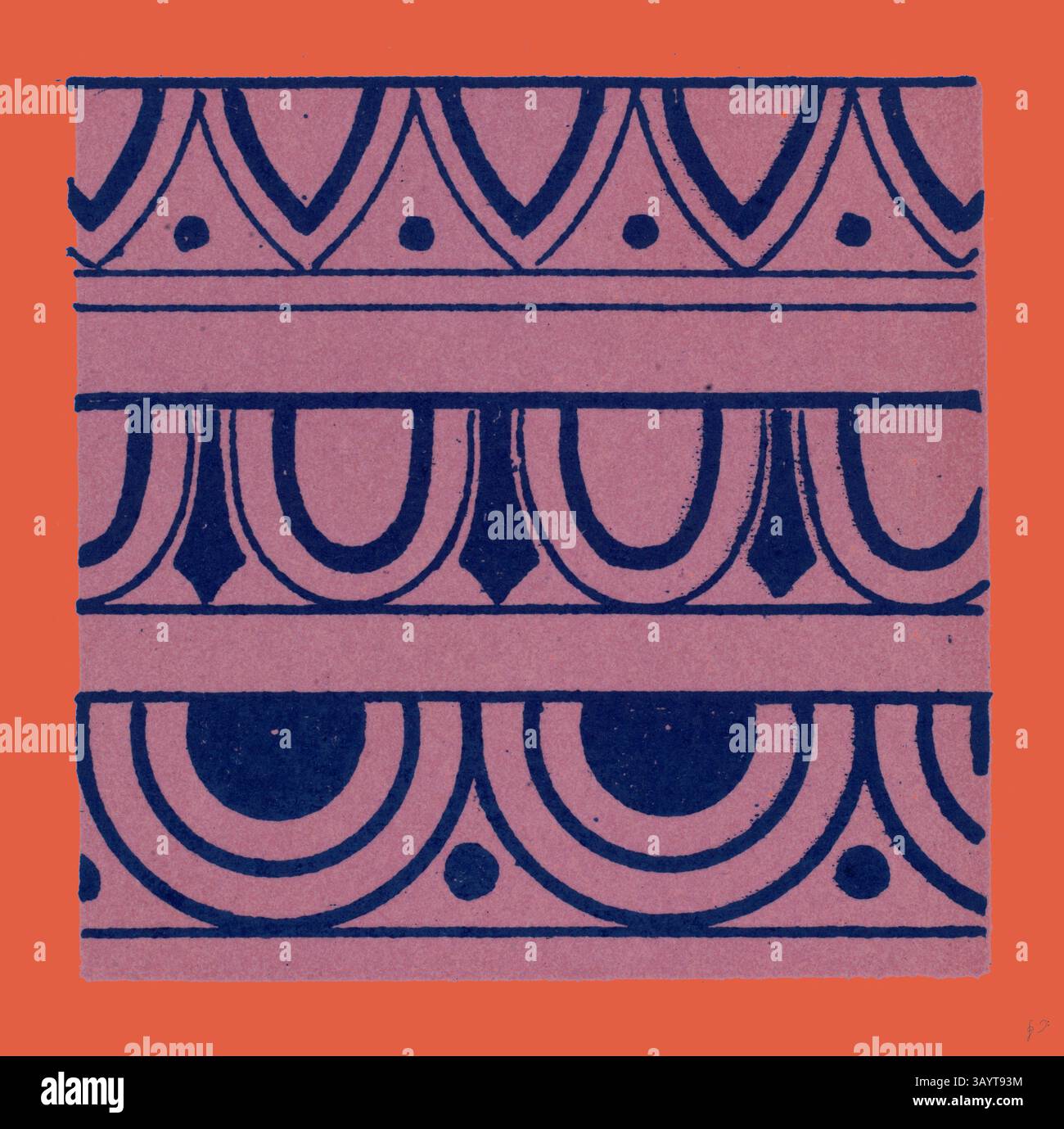 Der strukturierte Hintergrund zeigt auffällige, geometrische Muster in tiefem Marineblau und Hellbraun, die einen auffälligen Kontrast vor einem leuchtenden orangefarbenen Hintergrund schaffen. Das Design zeigt sich wiederholende Kurven und Linien, die ein Gefühl von Rhythmus und Bewegung hervorrufen. Griechische Ornamente und etruskische Ornamente Klassische Kunst mit modernem Touch, neu gestaltet von Artotop Stockfoto