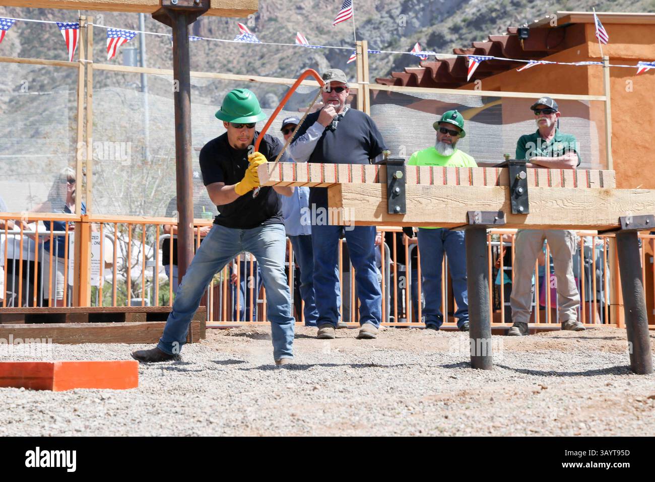 Die Teilnehmer treten beim Handsägen Teil des Bergbauwettbewerbs 36 während des jährlichen Apache Leap Mining Festivals und Karnevals an, wie hier am zweiten Tag in Superior, Arizona, zu sehen ist. Das Apache Leap Mining Festival und Karneval findet an drei Tagen statt und umfasst verschiedene Aktivitäten, von einem Bergbauwettbewerb über eine Parade bis hin zu Live-Unterhaltung und einem Karneval. Arizona, USA. Stockfoto