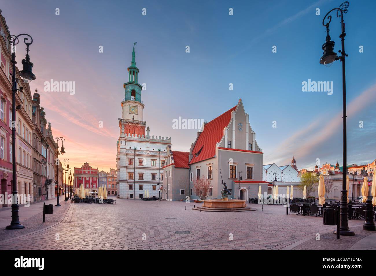 Posen, Polen. Stadtbild des alten Marktplatzes in Posen, Polen bei schönem Sonnenaufgang. Stockfoto