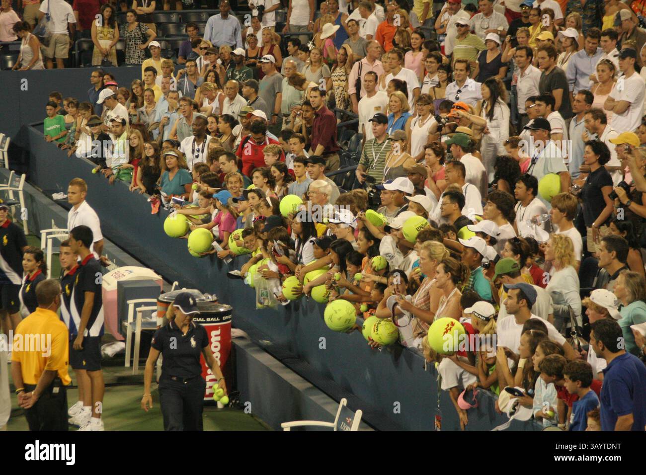 September 2010 - New York, New York, USA - ERÖFFNUNG DES 3. Match-SPIELTAGES 2010 im Billie Jean King Tennis Center in Flushing, New York. Billie Jean King Tennis Center-09-01-2010.FANS. 2010.I15303JZ(Bild: © John Zissel/Globe Photos/ZUMApress.com) Stockfoto