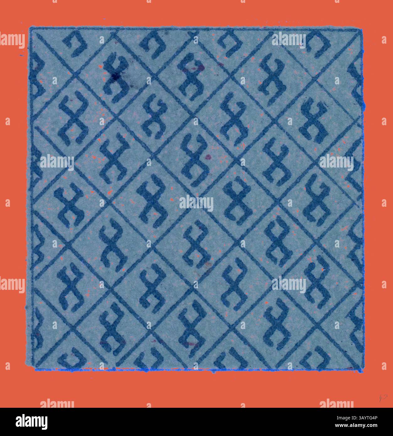 Eine strukturierte Oberfläche weist ein sich wiederholendes geometrisches Muster aus blauen Formen auf, die in einer Rautenform vor einem leuchtenden orangefarbenen Hintergrund angeordnet sind. Das Design zeigt eine Mischung aus Kurven und Linien und erzeugt einen optisch ansprechenden Kontrast. Chinesisches Ornament Klassische Kunst mit modernem Touch, neu gestaltet von Artotop Stockfoto