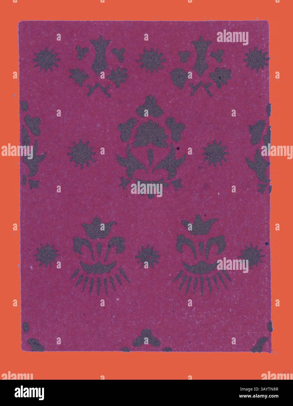 Ein lebhafter lila Hintergrund zeigt komplizierte Muster aus Blumen und Sonnen in einem auffälligen Kontrast, was ein optisch fesselndes Design schafft. Mediæval Ornament Klassische Kunst mit modernem Touch, neu interpretiert von Artotop Stockfoto