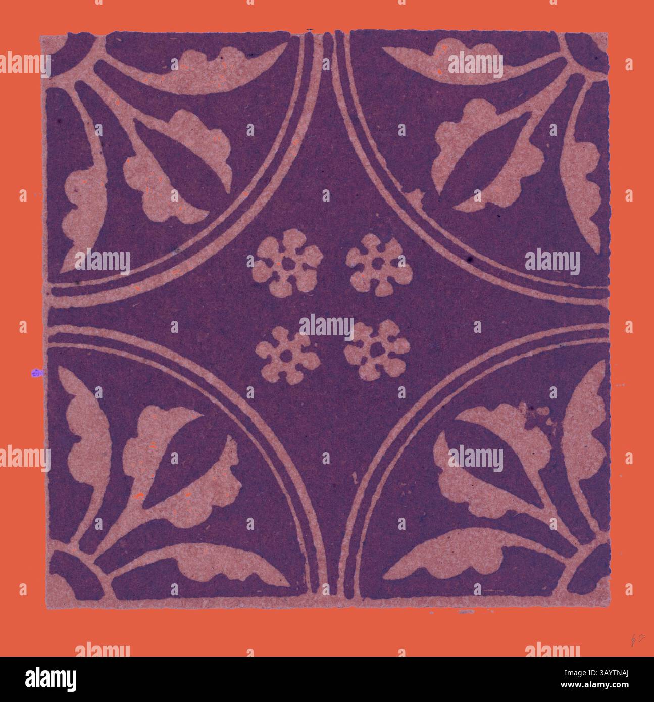 Ein dekoratives Fliesendesign mit komplizierten Blumenmotiven und symmetrischen Mustern vor einem leuchtenden orangefarbenen Hintergrund. Mediæval Ornament Klassische Kunst mit modernem Touch, neu interpretiert von Artotop Stockfoto