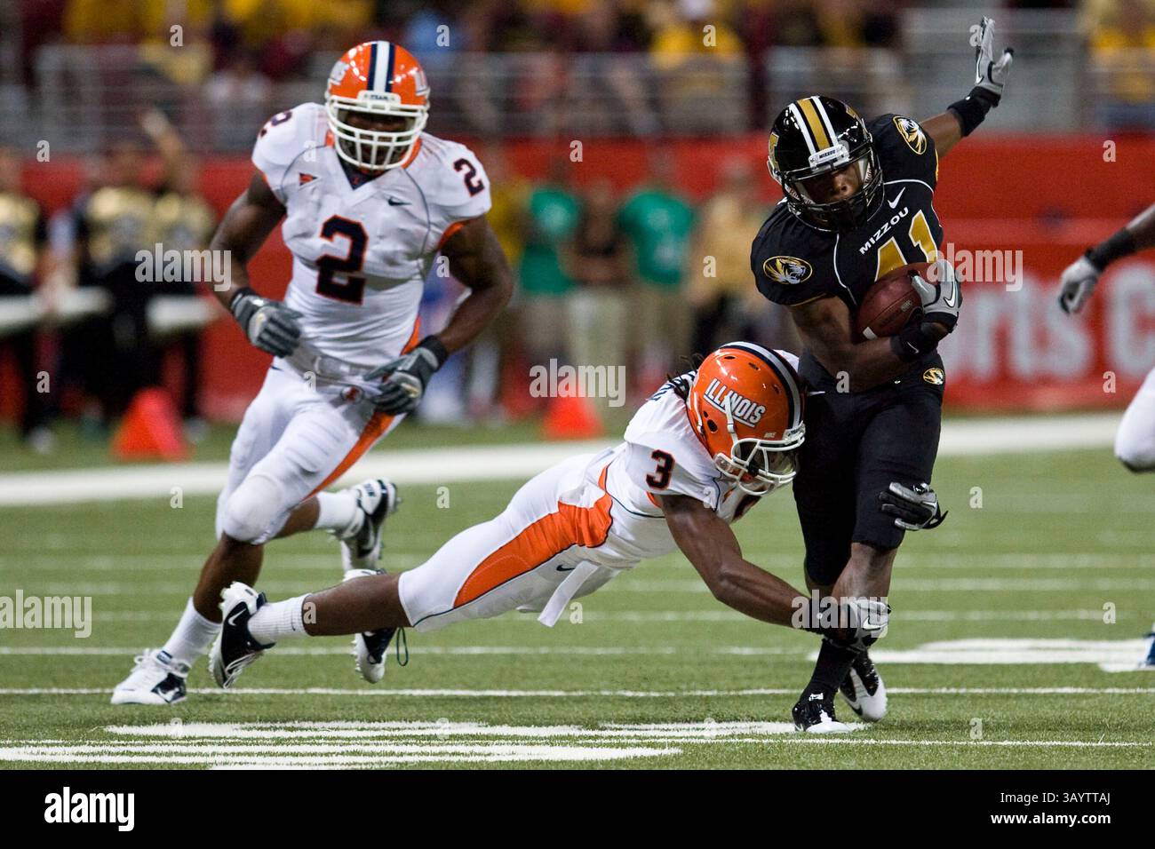 Missouri Tigers Running Back Henry Josey (41) wird von Illinois Fighting Illini's Tavon Wilson (3) während der ersten Hälfte des Arch Rivalry NCAA-Fußballspiels zwischen den Mizzou Tigers und Fighting Illini im Edward Jones Dome in St. Louis, Mo., Samstag, 4. September 2010, besiegt. Illinois führt Missouri 10-3 in der Hälfte an. (Bild: © Patrick Fallon/Cal Sport Media/ZUMApress.com) Stockfoto