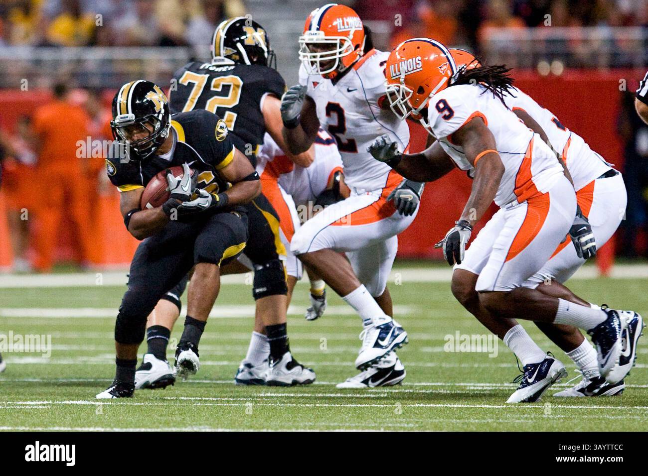 Missouri Tigers Running Back de’Vion Moore (26) entzieht sich Illinois Fighting Illini Cornerback Trulon Henry (9) während der zweiten Hälfte des Arch Rivalry NCAA-Fußballspiels zwischen den Mizzou Tigers und Fighting Illini im Edward Jones Dome in St. Louis, Mo., Samstag, 4. September 2010. Missouri besiegt Illinois mit 23:13(Bild: © Patrick Fallon/Cal Sport Media/ZUMApress.com) Stockfoto