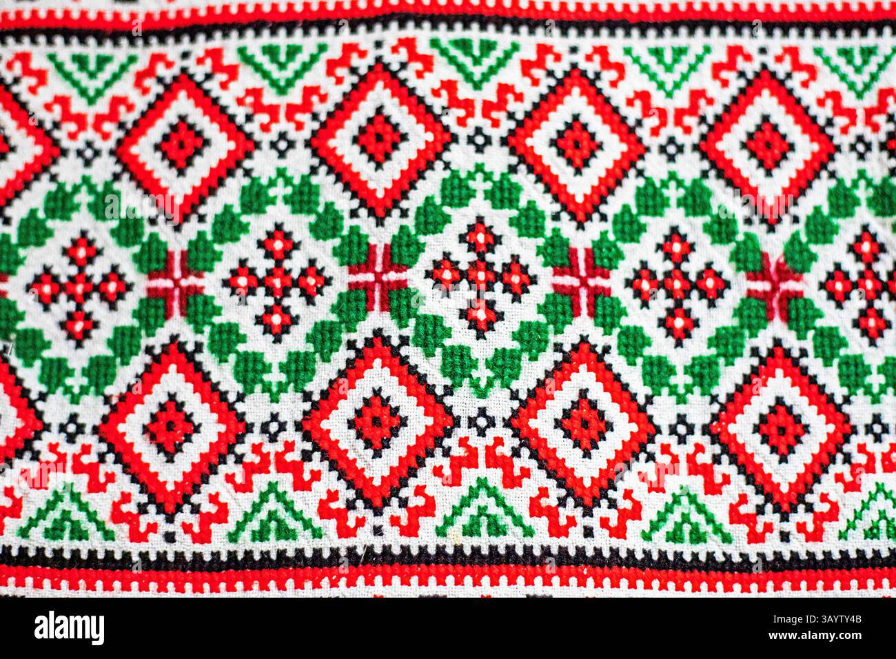 Geometrische gestickte Muster aus der Westukraine, die Bräuche und Traditionen betonen Stockfoto