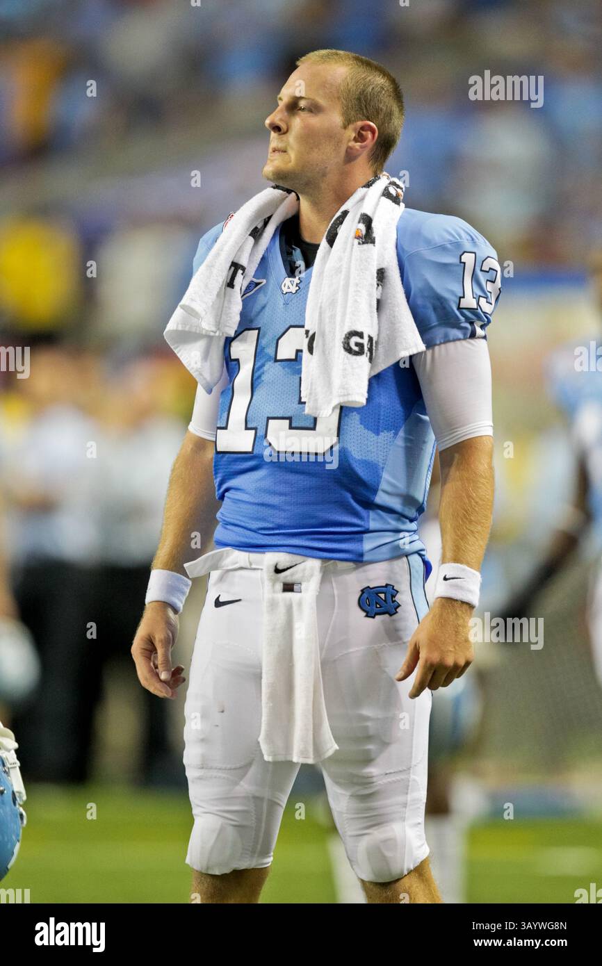 4. September 2010: Der UNC-Quarterback T.J. Yates beobachtet das Chick-Fil-A Kickoff Game im Georgia Dome zwischen der University of North Carolina Tar Heels und den LSU Tigers. Die LSU, die in der Halbzeit mit 30-10 Punkten Vorsprung hatte, wurde in der 2. Halbzeit ohne Punkte gehalten, gewann aber 30:24. (Credit Image: © Cecil Copeland/Cal Sport Media/ZUMApress.com) Stockfoto