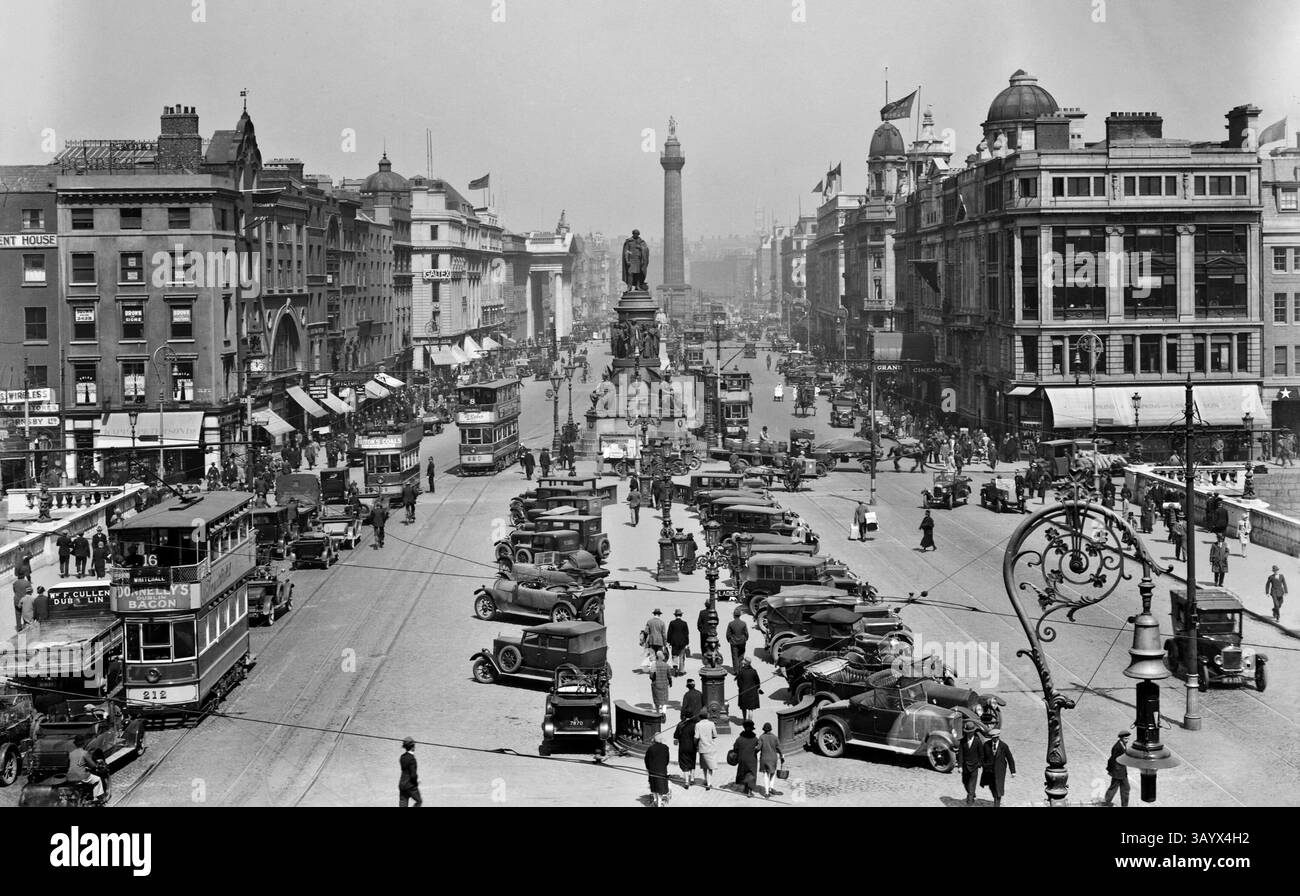 Ein Blick aus der Vogelperspektive des frühen 20. Jahrhunderts auf die O’Connell Bridge, die den Fluss Liffey in Dublin überspannt und zur O’Connell Street führt. Die ursprüngliche Brücke (Carlisle Bridge nach dem damaligen Lord Lieutenant of Ireland – Frederick Howard, 5. Earl of Carlisle) wurde von James Gandon entworfen und zwischen 1791 und 1794 gebaut. Zwischen 1877 und 1880 wurde die Brücke rekonstruiert und erweitert und bei der Wiedereröffnung um 1882 wurde sie nach Daniel O’Connell, auch bekannt als der Befreier, (1775–1847) umbenannt. Nelson's Column, im Hintergrund gesehen, wurde 1966 von der IRA zerstört. Stockfoto Ein Blick aus der Vogelperspektive des frühen 20. Jahrhunderts auf die O’Connell Bridge, die den Fluss Liffey in Dublin überspannt und zur O’Connell Street führt. Die ursprüngliche Brücke (Carlisle Bridge nach dem damaligen Lord Lieutenant of Ireland – Frederick Howard, 5. Earl of Carlisle) wurde von James Gandon entworfen und zwischen 1791 und 1794 gebaut. Zwischen 1877 und 1880 wurde die Brücke rekonstruiert und erweitert und bei der Wiedereröffnung um 1882 wurde sie nach Daniel O’Connell, auch bekannt als der Befreier, (1775–1847) umbenannt. Nelson's Column, im Hintergrund gesehen, wurde 1966 von der IRA zerstört. Stockfoto