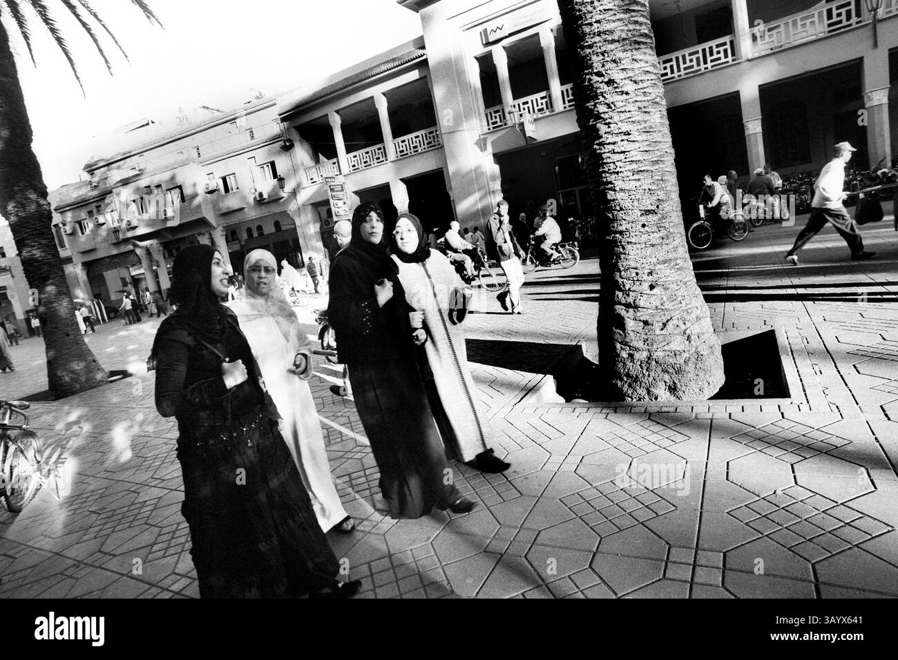 Tschador. Junge Frauen In Typisch Traditioneller Kleidung. Marrakesch Marokko Stockfoto