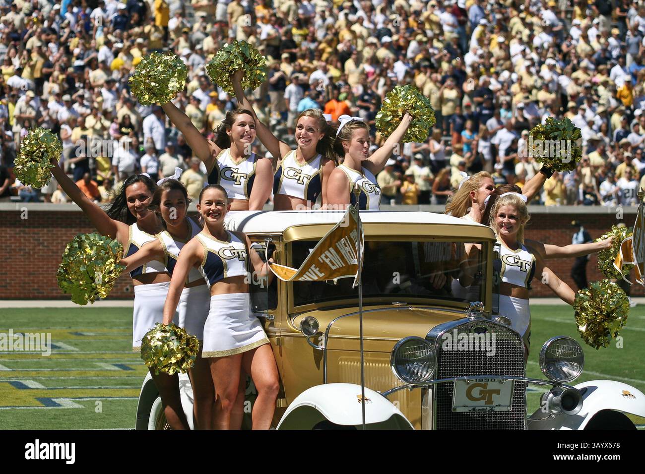 Am 4. September 2010 eröffneten die Georgia Tech Yellow Jackets ihre Saison mit der Austragung der South Carolina Bulldogs auf Grant Field im Bobby Dodd Stadium in Atlanta, GA. Georgia Tech besiegte die Bulldogs, 41-10. (Bild: © Kent McCorkle/Cal Sport Media/ZUMApress.com) Stockfoto