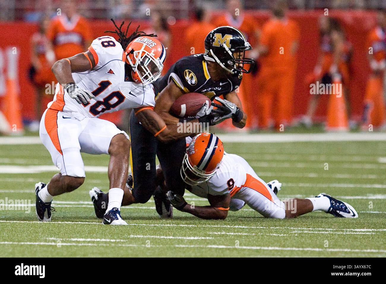Missouri Tigers Safety Jasper Simmons (9) wird von Illinois Fighting Illini Linebacker Nate Bussey (18) und Illinois Fighting Illini Cornerback Trulon Henry (9) während der zweiten Hälfte des Arch Rivalry NCAA Football Spiels zwischen den Mizzou Tigers und Fighting Illini im Edward Jones Dome in St. Louis, Mo., Samstag, den 4. September 2010 bekämpft. Missouri besiegt Illinois mit 23:13(Bild: © Patrick Fallon/Cal Sport Media/ZUMApress.com) Stockfoto