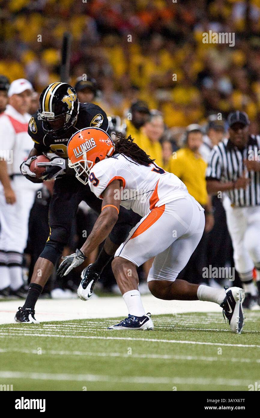 Illinois Fighting Illini Cornerback Trulon Henry (9) bekämpft den Missouri Tigers Wide Receiver L’Damian Washington (2) während der zweiten Hälfte des Arch Rivalry NCAA-Fußballspiels zwischen den Mizzou Tigers und Fighting Illini im Edward Jones Dome in St. Louis, Mo., Samstag, 4. September 2010. Missouri besiegt Illinois mit 23:13(Bild: © Patrick Fallon/Cal Sport Media/ZUMApress.com) Stockfoto