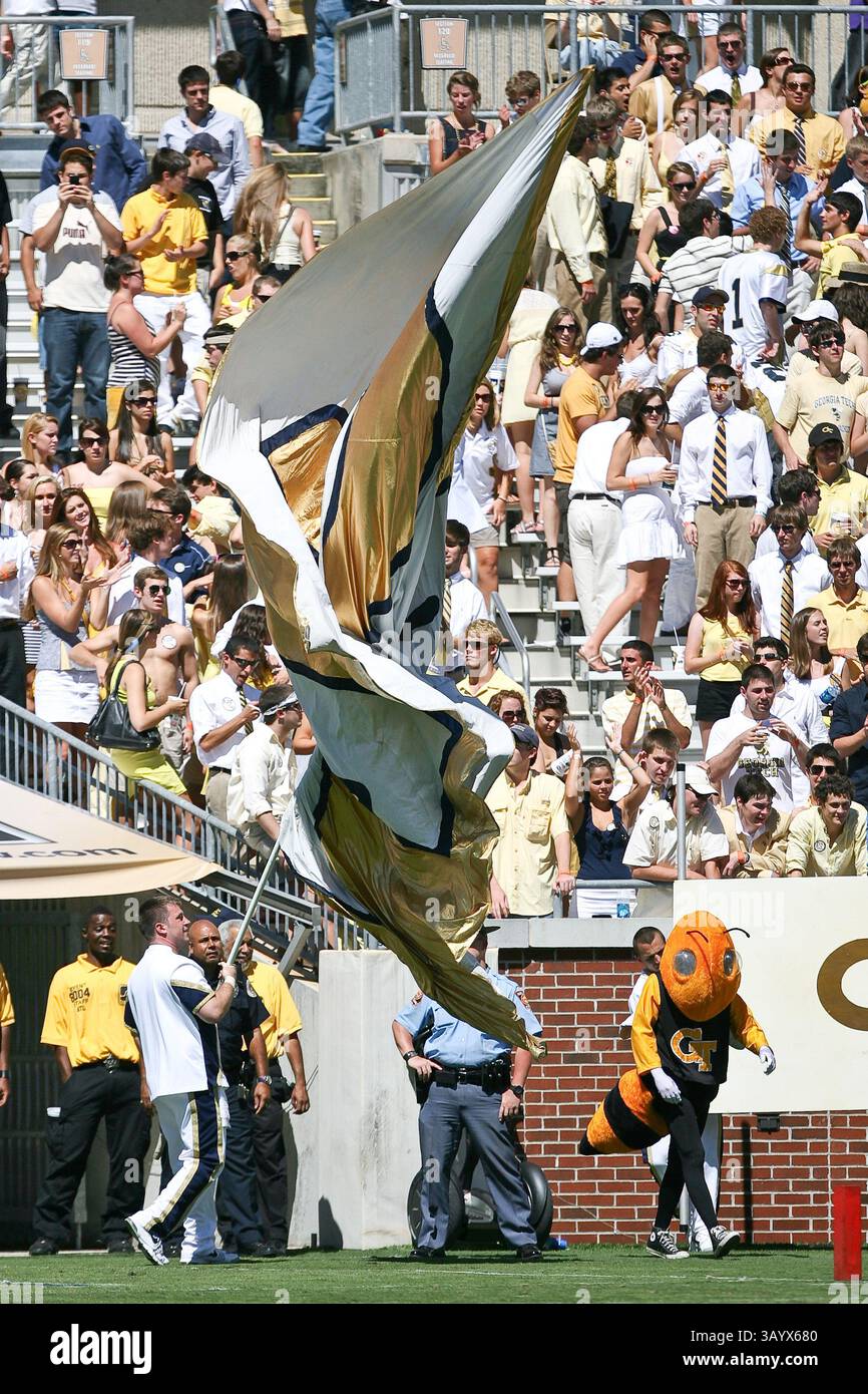 Am 4. September 2010 eröffneten die Georgia Tech Yellow Jackets ihre Saison mit der Austragung der South Carolina Bulldogs auf Grant Field im Bobby Dodd Stadium in Atlanta, GA. Georgia Tech besiegte die Bulldogs, 41-10. (Bild: © Kent McCorkle/Cal Sport Media/ZUMApress.com) Stockfoto