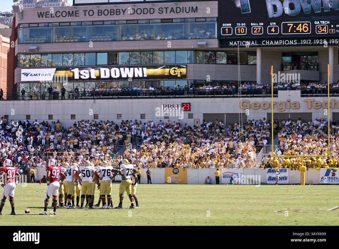 Am 4. September 2010 eröffneten die Georgia Tech Yellow Jackets ihre Saison mit der Austragung der South Carolina Bulldogs auf Grant Field im Bobby Dodd Stadium in Atlanta, GA. Georgia Tech besiegte die Bulldogs, 41-10. (Bild: © Kent McCorkle/Cal Sport Media/ZUMApress.com) Stockfoto